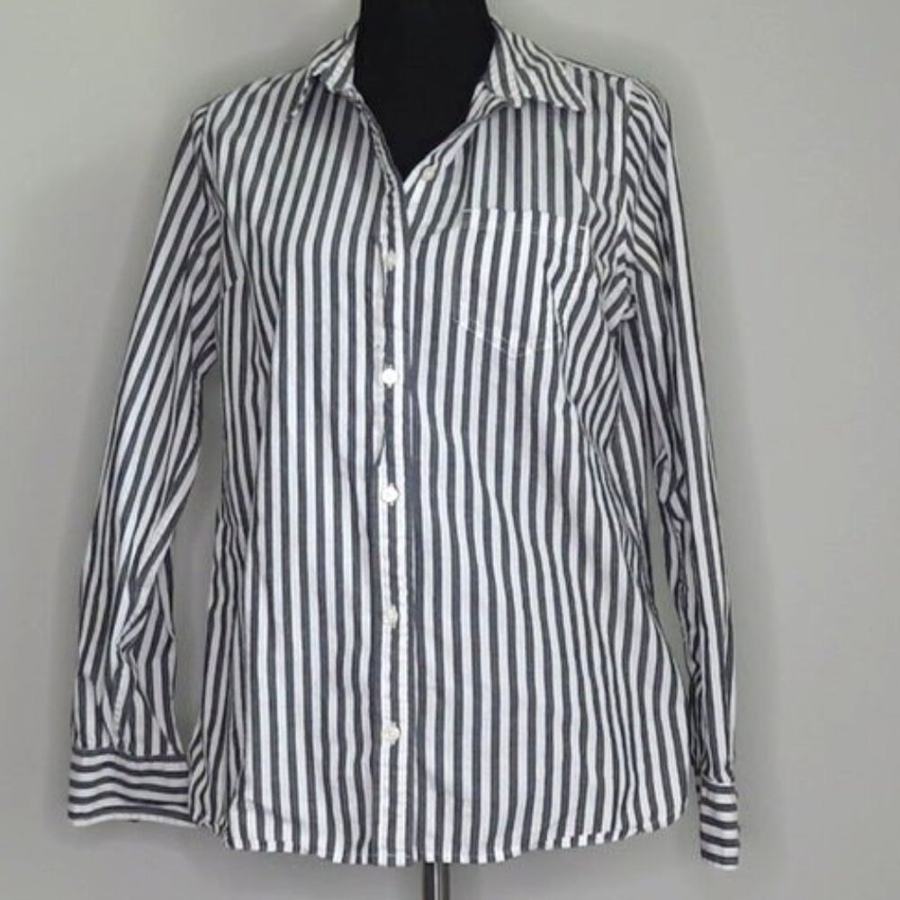 Gap Black & White Striped Button-Up Shirt – Timeless & Versatile